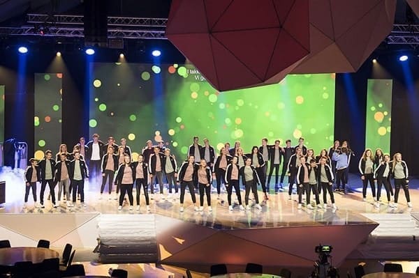 Stunning S3 Shines on Missionary Party